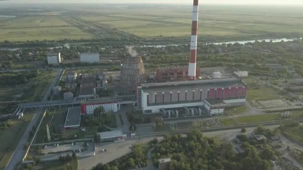 Complejo de edificios de estación de calefacción de la ciudad — Vídeos de Stock