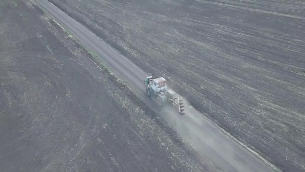Bir traktör kırsal yolda sürüyor. — Stok video