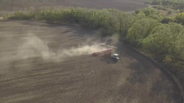 Crawler Trekker Cultiveert Bodem Een Landbouwgebied Drone Luchtfoto Video — Stockvideo