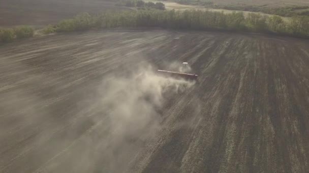 Sürüngen Traktörü Tarımsal Alanda Toprağı Işliyor Video Içinde Drone Hava — Stok video