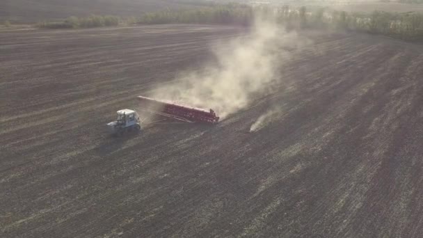 Plíživý Traktor Obdělává Půdu Zemědělském Poli Letecký Pohled Dronů Videu — Stock video