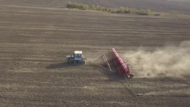 Sürüngen Traktörü Tarımsal Alanda Toprağı Işliyor Video Içinde Drone Hava — Stok video