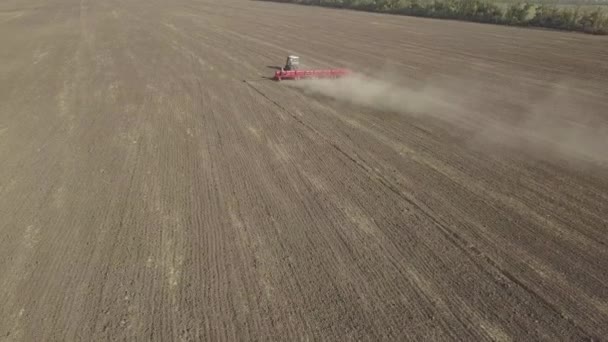 크로커 트랙터는 농경지에서 토양을 합니다 비디오의 — 비디오