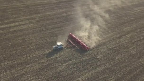 クローラートラクターは 農業分野で土壌を栽培しています ドローン空中ビューで4Kビデオ — ストック動画