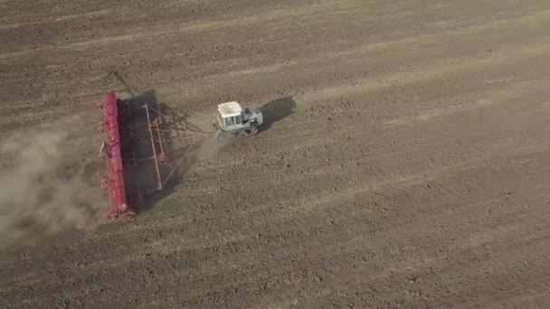 Plíživý Traktor Obdělává Půdu Zemědělském Poli Letecký Pohled Dronů Videu — Stock video