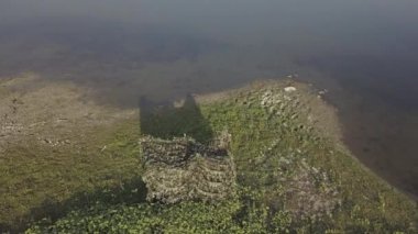 Kulübe, pusu, avcılar için barınak ya da kuş bilimci vahşi göçmen kuşları beklemek için bir göletin yakınında düzenlenir, av mevsimi açıktır, sonbahar, göç zamanı.