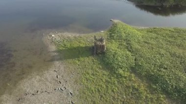 Kulübe, pusu, avcılar için barınak ya da kuş bilimci vahşi göçmen kuşları beklemek için bir göletin yakınında düzenlenir, av mevsimi açıktır, sonbahar, göç zamanı