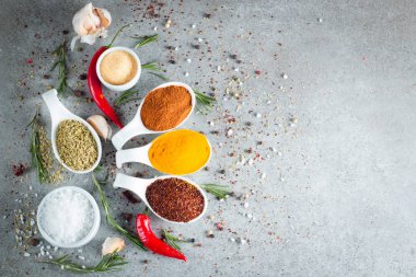 Baharat. Tahta kaşık baharat. Otlar. Köri, safran, zerdeçal, tarçın ve diğer ahşap rustik arka plan üzerinde. Biber. Farklı baharatlar ve otlar büyük koleksiyonu. Tuz, kırmızı biber.