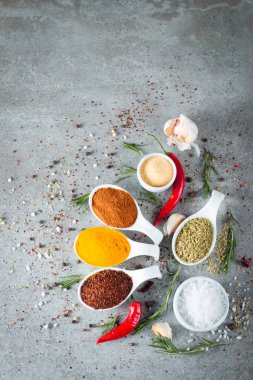 Baharat. Tahta kaşık baharat. Otlar. Köri, safran, zerdeçal, tarçın ve diğer ahşap rustik arka plan üzerinde. Biber. Farklı baharatlar ve otlar büyük koleksiyonu. Tuz, kırmızı biber.