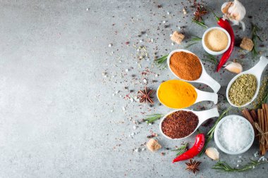 Baharat. Tahta kaşık baharat. Otlar. Köri, safran, zerdeçal, tarçın ve diğer ahşap rustik arka plan üzerinde. Biber. Farklı baharatlar ve otlar büyük koleksiyonu. Tuz, kırmızı biber.