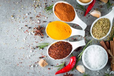 Baharat. Tahta kaşık baharat. Otlar. Köri, safran, zerdeçal, tarçın ve diğer ahşap rustik arka plan üzerinde. Biber. Farklı baharatlar ve otlar büyük koleksiyonu. Tuz, kırmızı biber.