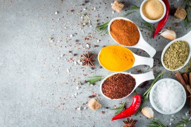 Baharat. Tahta kaşık baharat. Otlar. Köri, safran, zerdeçal, tarçın ve diğer ahşap rustik arka plan üzerinde. Biber. Farklı baharatlar ve otlar büyük koleksiyonu. Tuz, kırmızı biber.