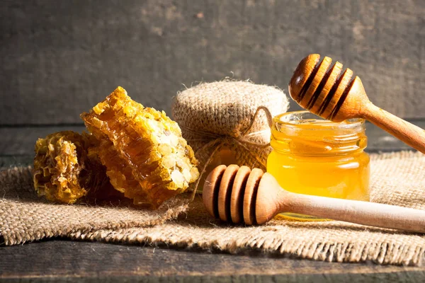 Honig Tropft Aus Einem Hölzernen Honiglöffel Einem Glas Auf Hölzernem — Stockfoto