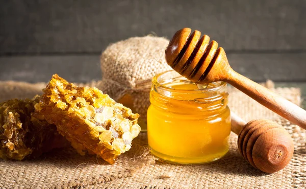 Honing Druipend Uit Een Houten Honing Beer Een Pot Houten — Stockfoto
