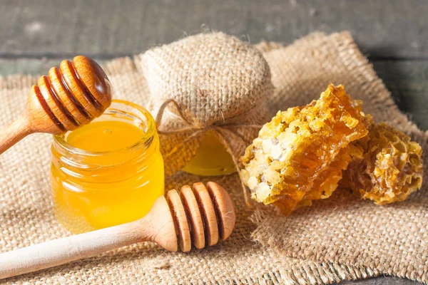 Honig Tropft Aus Einem Hölzernen Honiglöffel Einem Glas Auf Hölzernem — Stockfoto