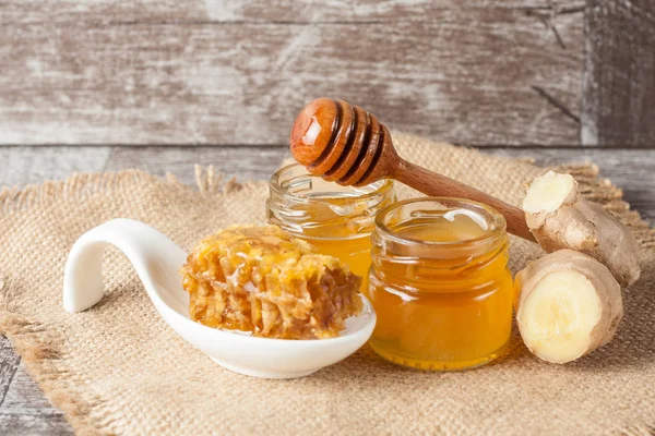 Μέλι Στάζει Από Μια Κουτάλα Ξύλινη Μέλι Ένα Βάζο Ξύλινα — Φωτογραφία Αρχείου