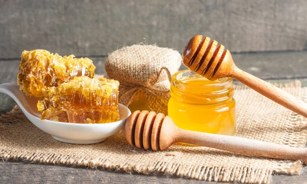 Honig Tropft Aus Einem Hölzernen Honiglöffel Einem Glas Auf Hölzernem — Stockfoto