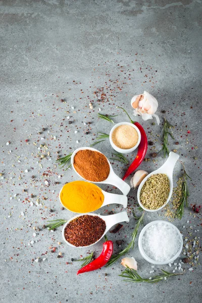 Baharat. Tahta kaşık baharat. Otlar. Köri, safran, zerdeçal, tarçın ve diğer ahşap rustik arka plan üzerinde. Biber. Farklı baharatlar ve otlar büyük koleksiyonu. Tuz, kırmızı biber.