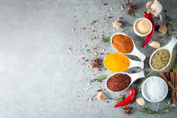 Baharat. Tahta kaşık baharat. Otlar. Köri, safran, zerdeçal, tarçın ve diğer ahşap rustik arka plan üzerinde. Biber. Farklı baharatlar ve otlar büyük koleksiyonu. Tuz, kırmızı biber.