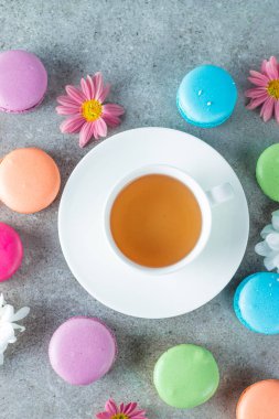 Pasta macarons, hediye kutusu, çay, kahve, cappuccino ve çiçek fotoğrafı. Tatlı romantik gıda acıbadem kurabiyesi kavramı. Sabah kahvaltı ve hediyeler. Sevgililer günü kavramı.