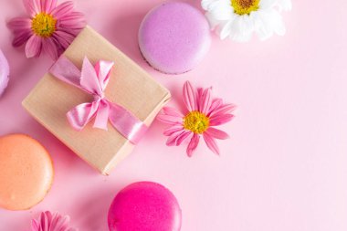 Pasta macarons, hediye kutusu, çay, kahve, cappuccino ve çiçek fotoğrafı. Tatlı romantik gıda acıbadem kurabiyesi kavramı. Sabah kahvaltı ve hediyeler. Sevgililer günü kavramı.