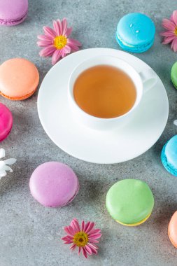 Pasta macarons, hediye kutusu, çay, kahve, cappuccino ve çiçek fotoğrafı. Tatlı romantik gıda acıbadem kurabiyesi kavramı. Sabah kahvaltı ve hediyeler. Sevgililer günü kavramı.