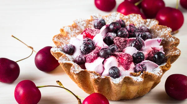 Postre Fruta Fresca Tarta Bayas Con Azúcar Sobre Fondo Madera — Foto de Stock