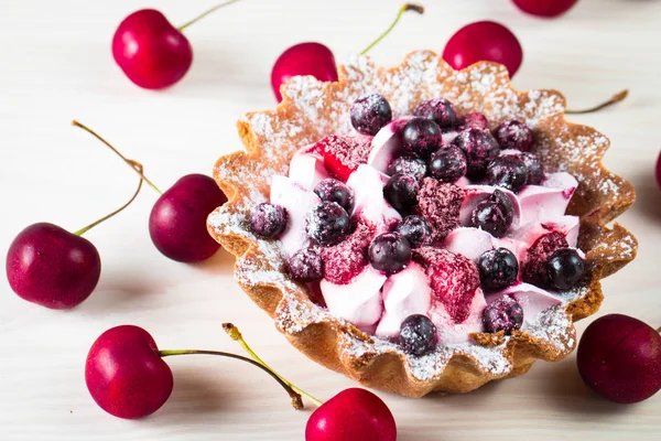 Postre Fruta Fresca Tarta Bayas Con Azúcar Sobre Fondo Madera — Foto de Stock