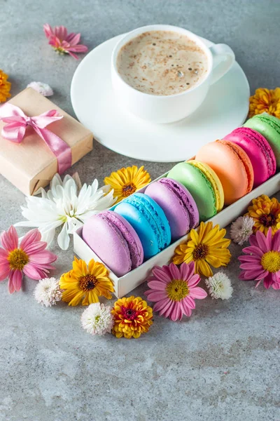 Photo Cake Macarons Gift Box Tea Coffee Cappuccino Flowers Sweet — Stock Photo, Image