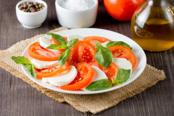 Photo Gros Plan Salade Caprese Avec Tomates Mûres Basilic Fromage — Photo