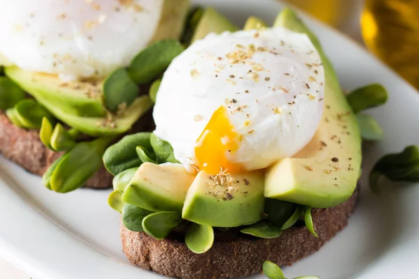 Avocado Toast Körsbärstomat Trä Bakgrund Frukost Med Toast Avokado Vegetarianmat — Stockfoto