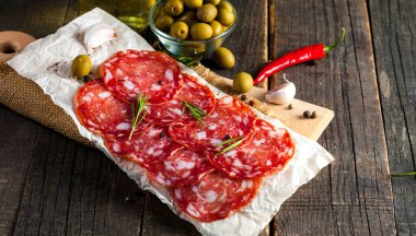 Chorizo sosis ve salam, ince kesim. Baharatlı, biberli, biberli İspanyol salamı. Baharatlı yemek. Acı biber.
