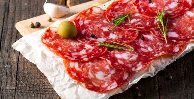 Chorizo sosis ve salam, ince kesim. Baharatlı, biberli, biberli İspanyol salamı. Baharatlı yemek. Acı biber.