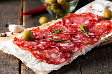 Chorizo sosis ve salam, ince kesim. Baharatlı, biberli, biberli İspanyol salamı. Baharatlı yemek. Acı biber.