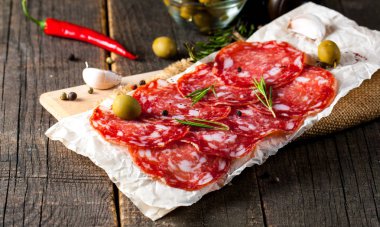 Chorizo sosis ve salam, ince kesim. Baharatlı, biberli, biberli İspanyol salamı. Baharatlı yemek. Acı biber.