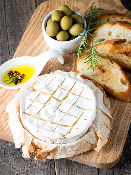 焼きカマンベール チーズ 新鮮なブリーチーズ チーズやナッツ ローズマリーで木の板をスライス バゲット パン焼きトーストと葉 ブリーチーズ チーズの種類です イタリア — ストック写真