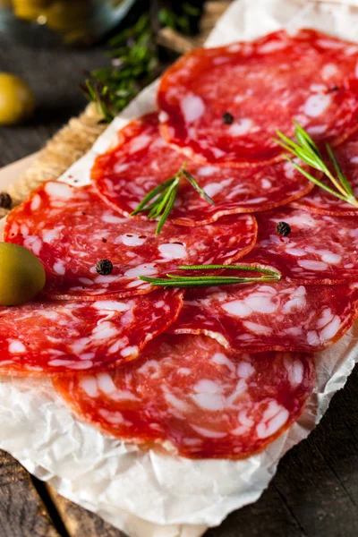 Chorizo Worst Salami Dun Gesneden Spaanse Salami Houtondergrond Met Specerijen — Stockfoto