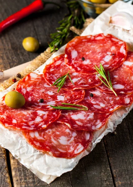 Chorizo Worst Salami Dun Gesneden Spaanse Salami Houtondergrond Met Specerijen — Stockfoto