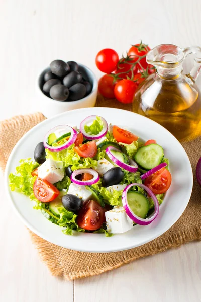 토마토 Ruccola Arugula 올리브 향신료로 신선한 그리스 샐러드 배경에 그릇에 — 스톡 사진