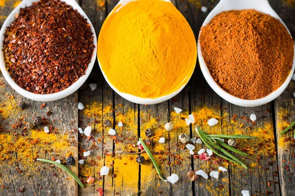 Spices Wooden Spoon Herbs Curry Saffron Turmeric Rosemary Cinnamon Garlic — Stock Photo, Image