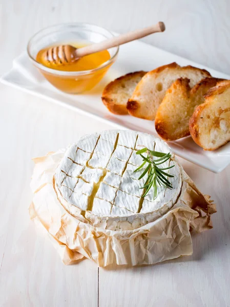 Camembert Gebacken Frische Brie Käse Und Eine Scheibe Auf Einem — Stockfoto