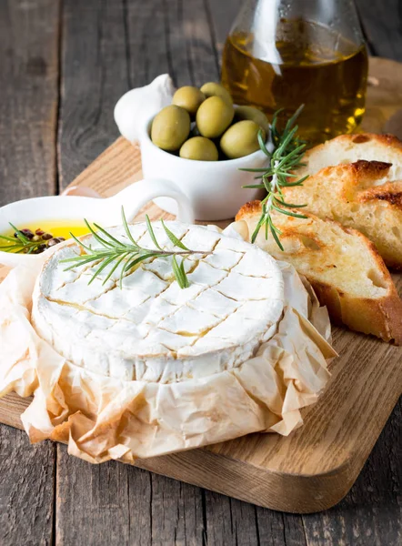 Camembert Gebacken Frische Brie Käse Und Eine Scheibe Auf Einem — Stockfoto