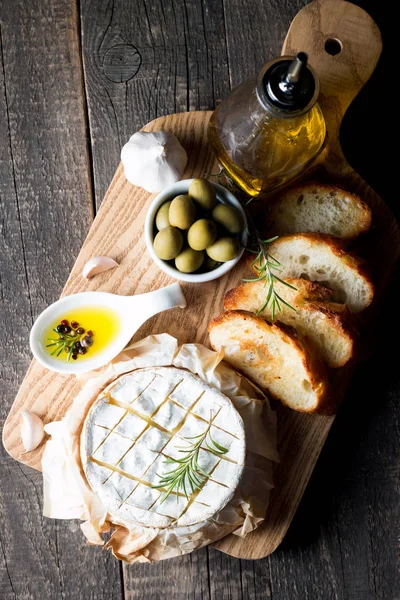 Queijo Camembert Assado Queijo Brie Fresco Uma Fatia Uma Tábua — Fotografia de Stock