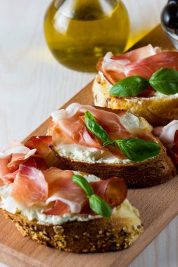 İtalyan domates, jambon, jamon, jambon ve peynir bruschetta. Tapas, antipasti Doğranmış sebzeler, otlar ve petrol ızgara ciabatta ve baget ekmek.