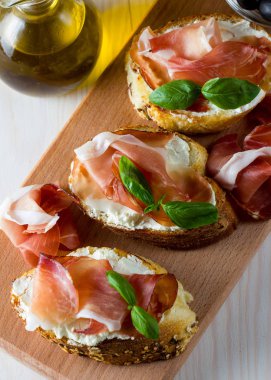 İtalyan domates, jambon, jamon, jambon ve peynir bruschetta. Tapas, antipasti Doğranmış sebzeler, otlar ve petrol ızgara ciabatta ve baget ekmek.