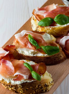 İtalyan domates, jambon, jamon, jambon ve peynir bruschetta. Tapas, antipasti Doğranmış sebzeler, otlar ve petrol ızgara ciabatta ve baget ekmek.