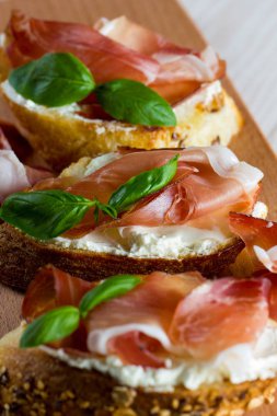 İtalyan domates, jambon, jamon, jambon ve peynir bruschetta. Tapas, antipasti Doğranmış sebzeler, otlar ve petrol ızgara ciabatta ve baget ekmek.