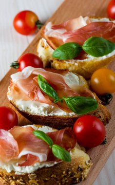 İtalyan domates, jambon, jamon, jambon ve peynir bruschetta. Tapas, antipasti Doğranmış sebzeler, otlar ve petrol ızgara ciabatta ve baget ekmek.