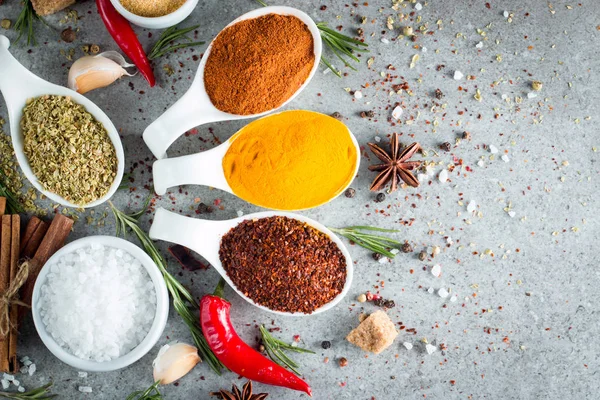 Rempah Rempah Dalam Sendok Kayu Herbal Curry Saffron Kunyit Rosemary — Stok Foto