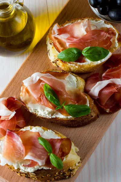 Włoski Bruschetta Pomidorowa Prosciutto Jamon Szynką Serem Tapas Tarty Pokrojone — Zdjęcie stockowe